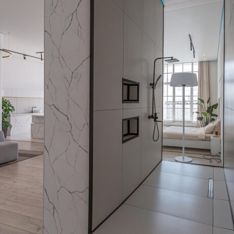 czarne listwy ozdobne pod prysznicem w łazience